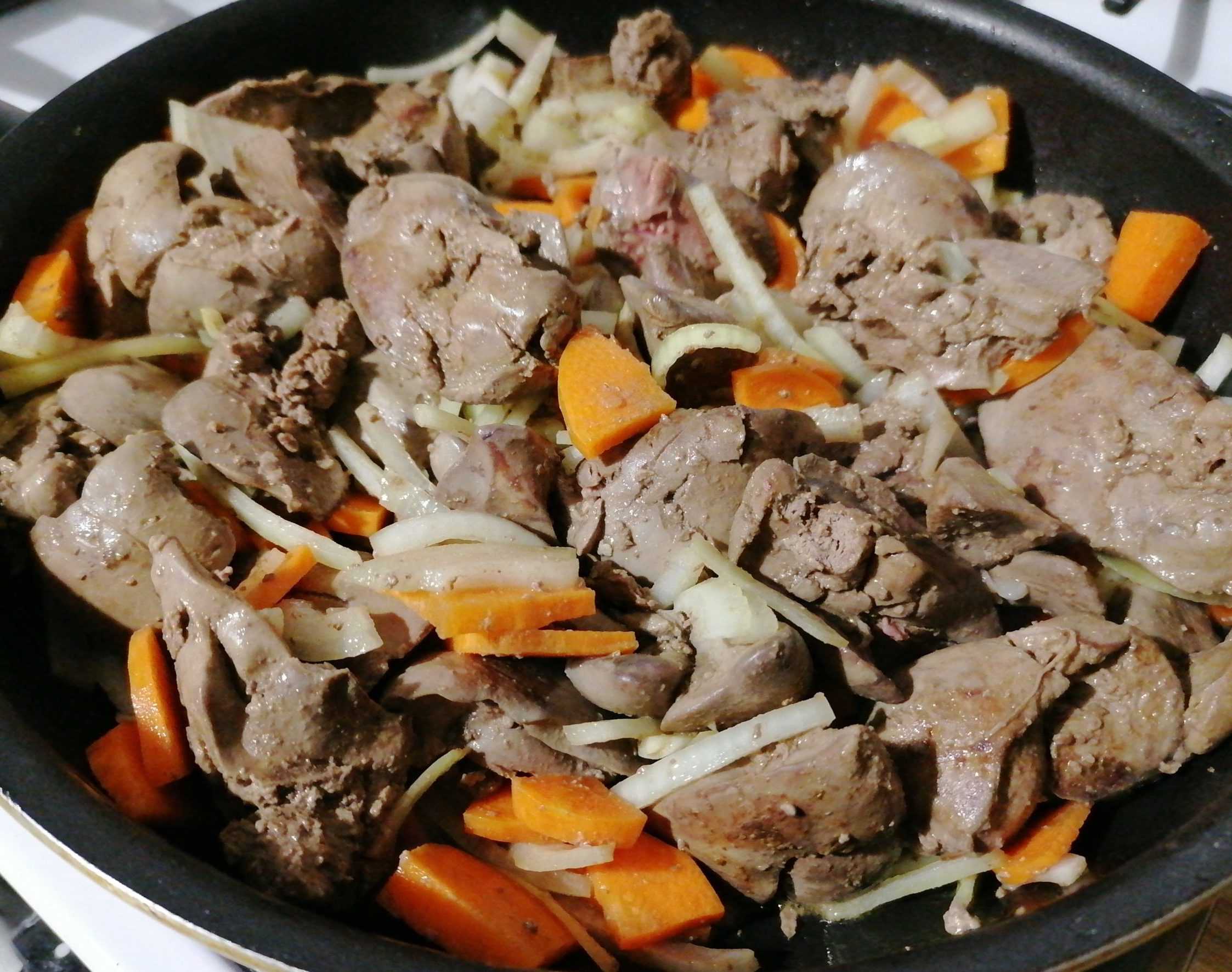 Куриная печень жареная на сковороде с чесноком - рецепт