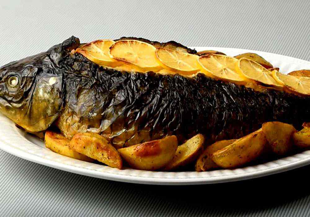 Карп запеченный в духовке, вкуснее не бывает: рецепты, фото, видео