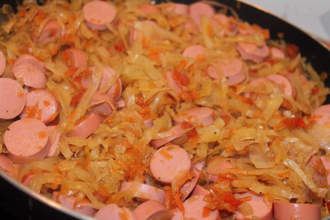 Тушеная капуста с сосисками - 24 рецепта приготовления пошагово - 1000.menu