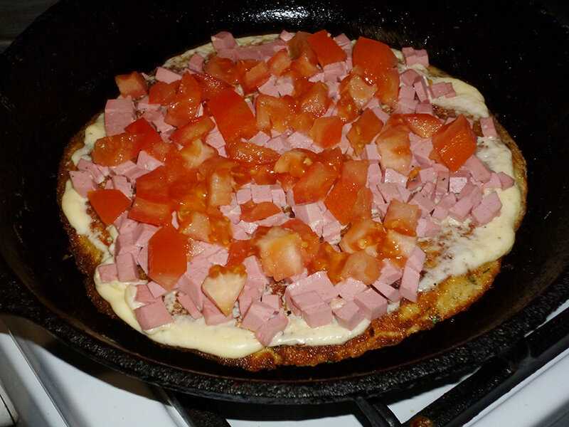 Пицца с колбасой, сыром и помидорами - 6 пошаговых рецептов