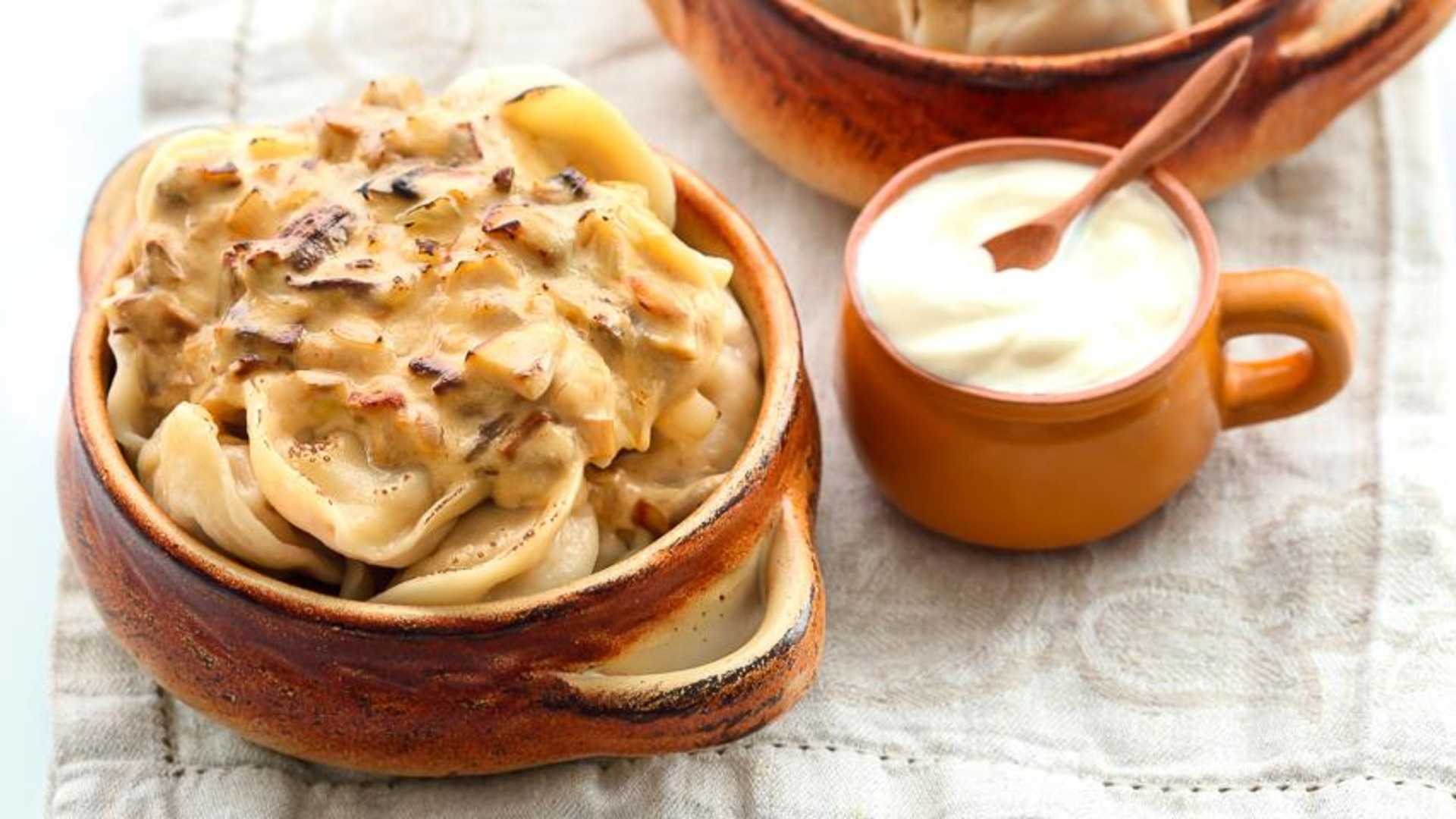 Пельмени в горшочках с бульоном в духовке со сметаной