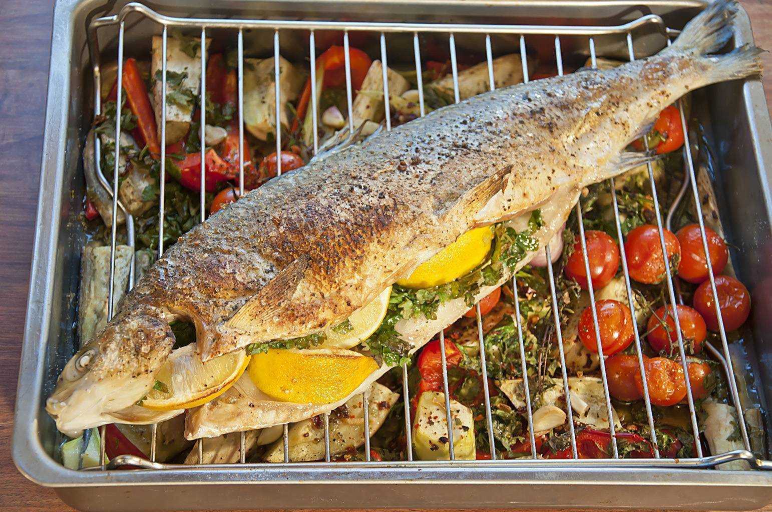Готовим диетическую рыбу в духовке с овощами и без, рецепты с фото