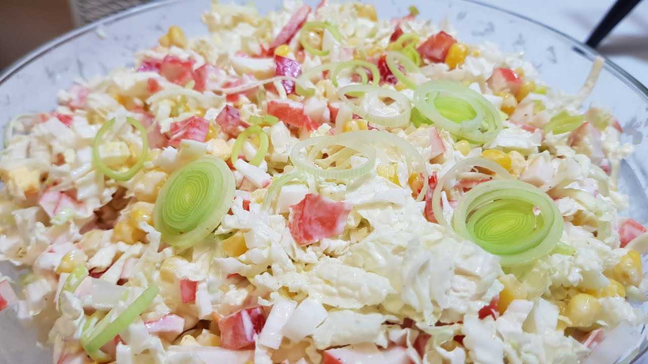 Слоеный салат с ананасами и курицей: 8 очень вкусных рецептов