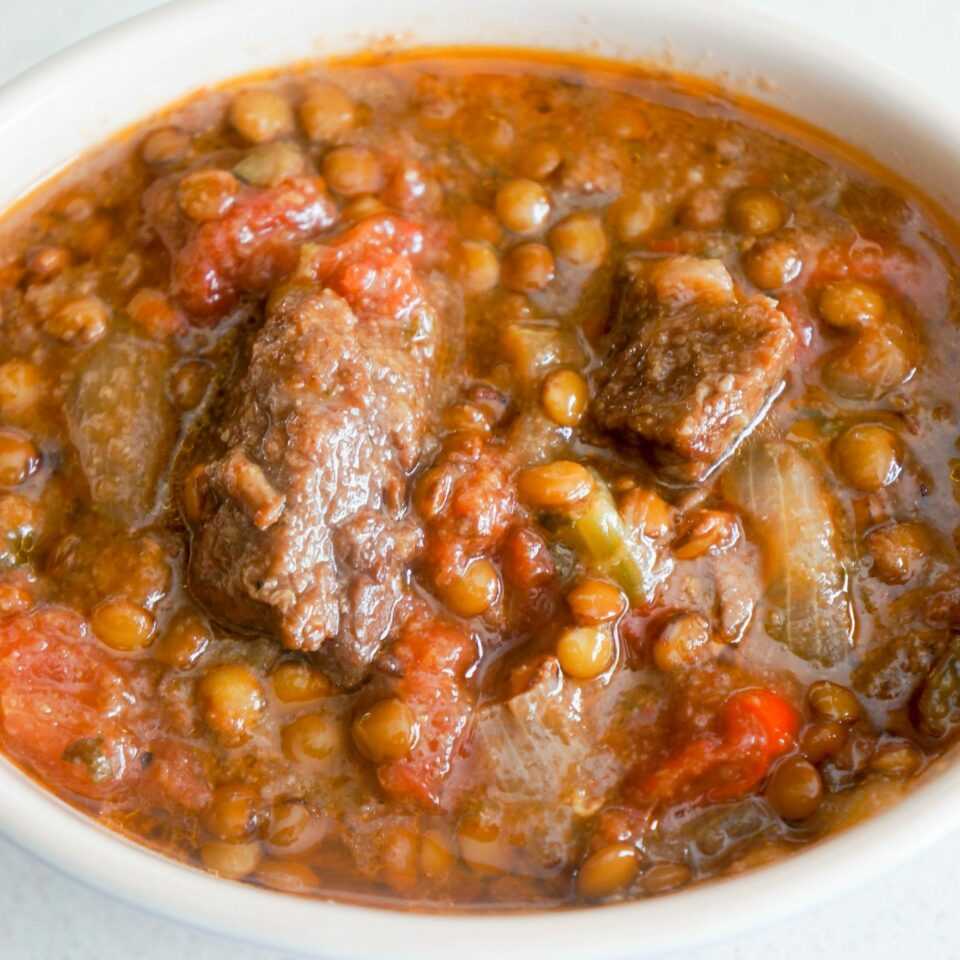 Чечевица с тушенкой: получается вкусной и ароматной
