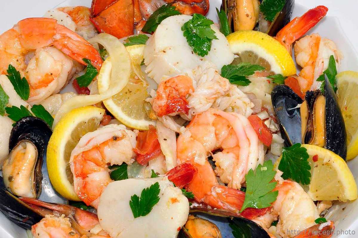 Какие ингредиенты потребуются для этого блюда средиземноморской кухни и на что их можно заменить Пошаговый рецепт и фото приготовления жареных креветок с помидорами и чесноком