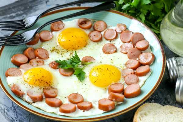 Омлет с сосисками: с сыром на сковороде, в духовке как приготовить