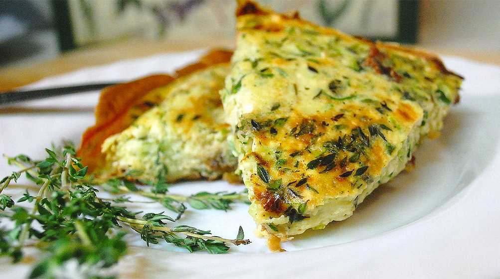 Омлет с кабачком и колбасой