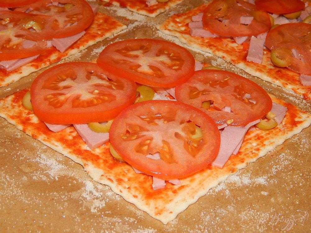 Простые рецепты домашней пиццы с колбасой, сыром и помидорами в духовке
