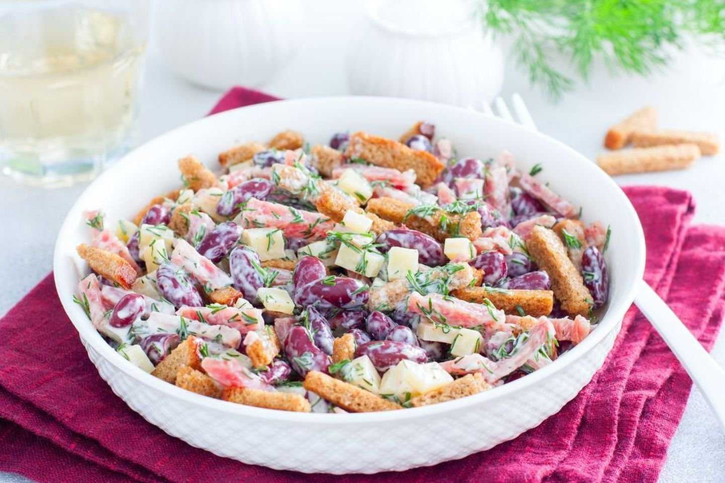 Салат с белой консервированной фасолью и крабовыми палочками - рецепт