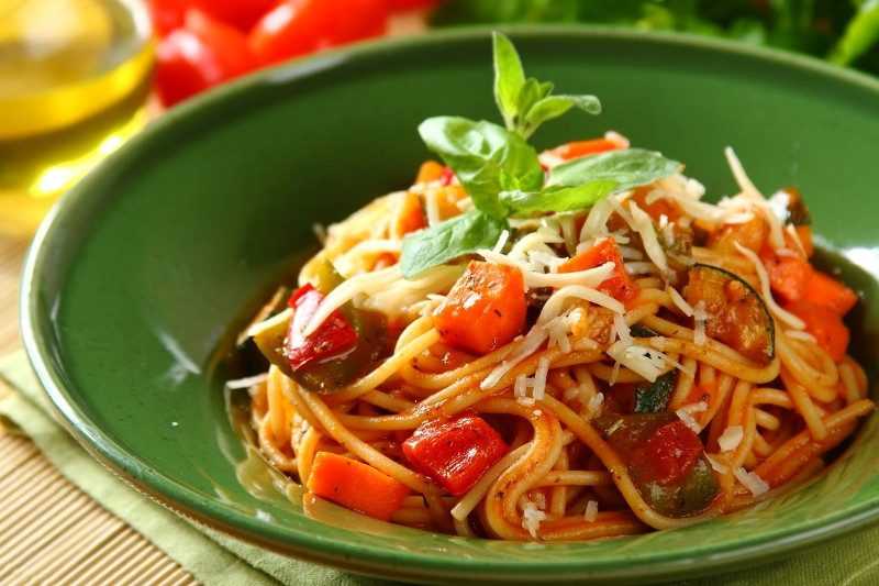 Макароны с соевым соусом и овощами