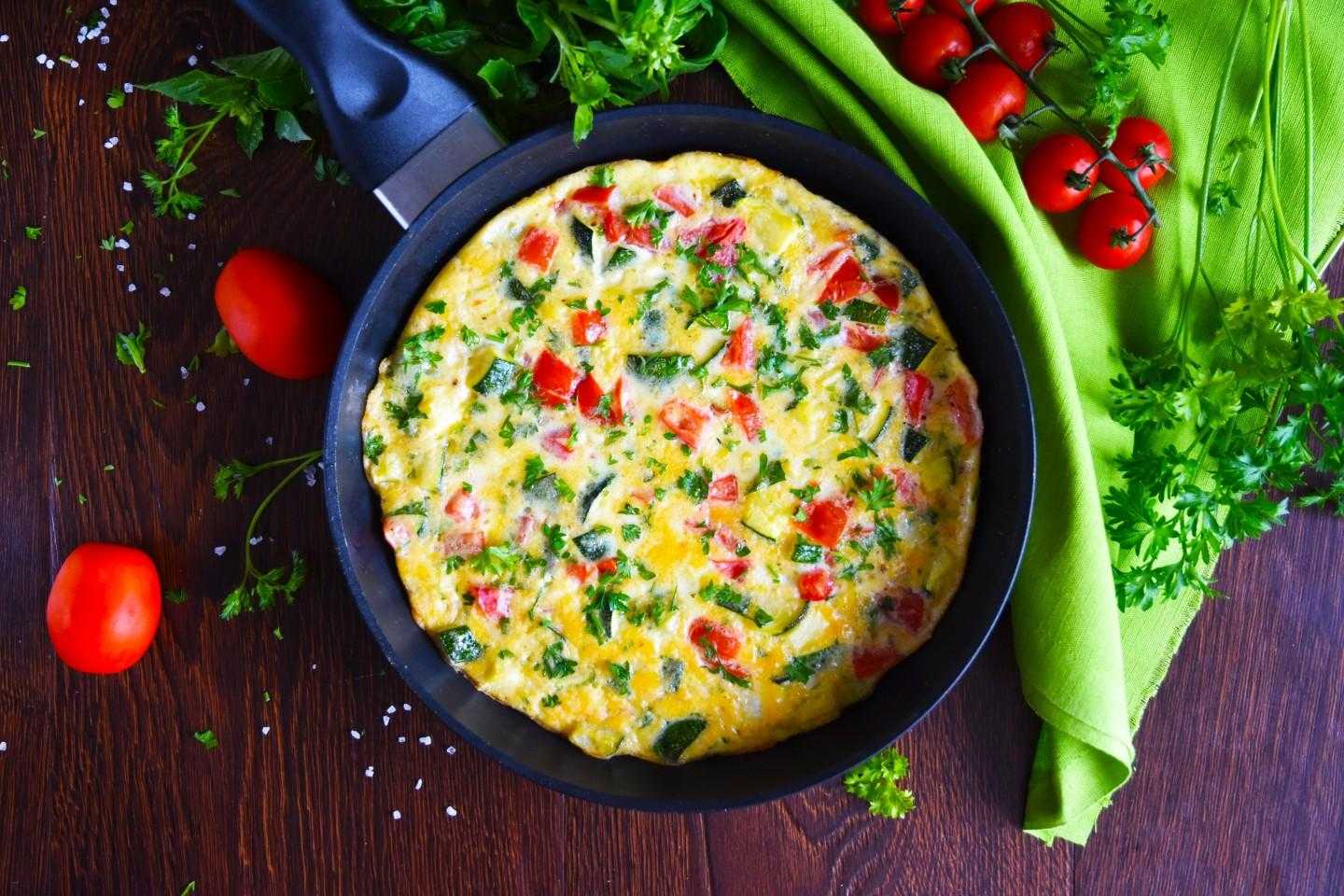 Омлет с колбасой и кабачками. аэрогриль. 1000 чудо-рецептов