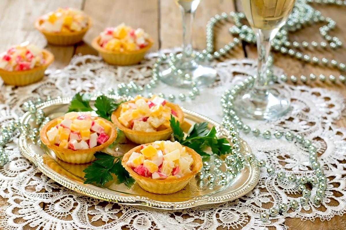 Салат из крабовых палочек с ананасом — 7 вкусных рецептов