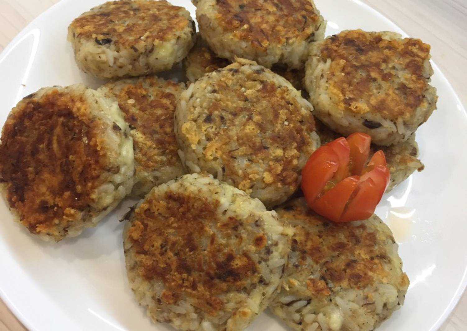 Котлеты из рыбных консервов с рисом - рецепт с фото