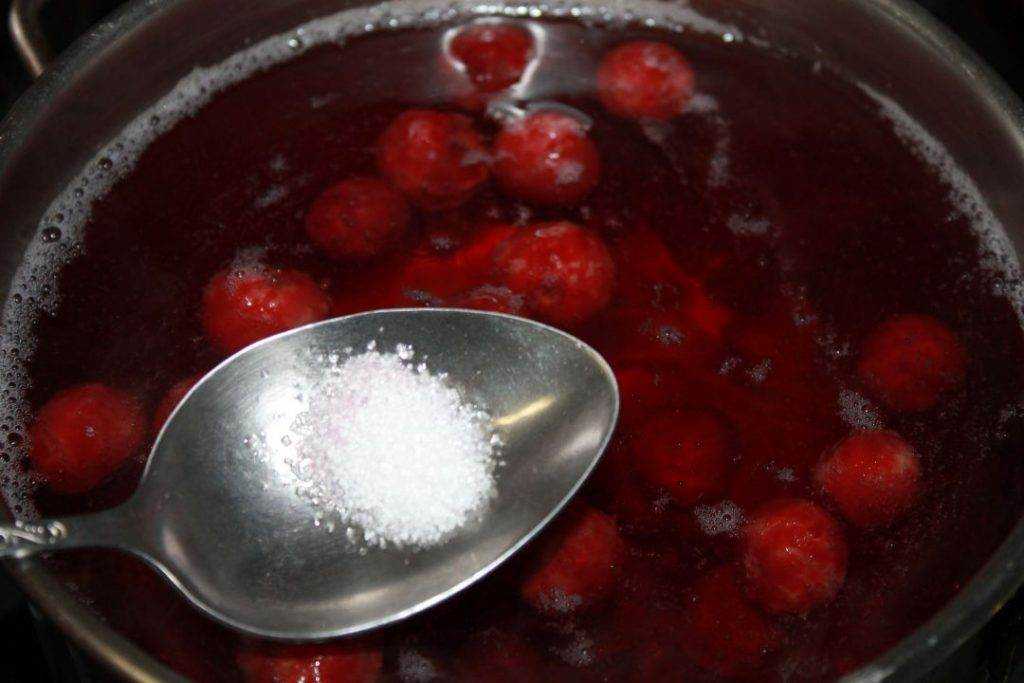 Компот из замороженной вишни с косточками: особенности, рецепты приготовления