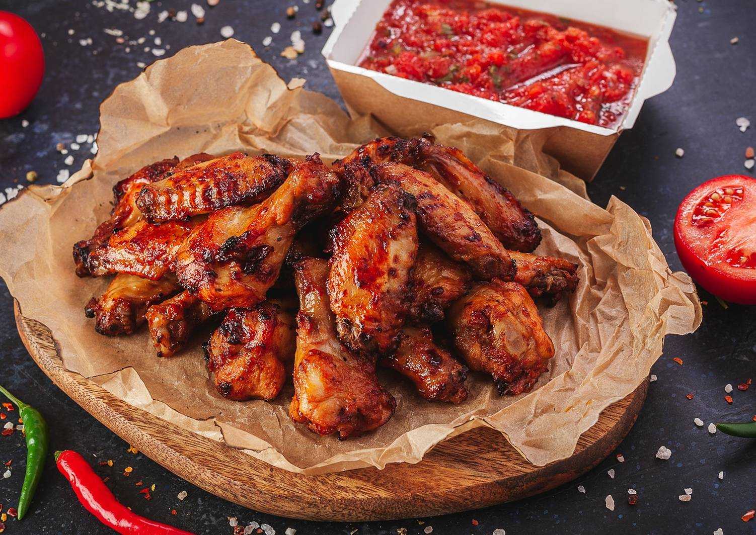 Курица в микроволновке - как быстро и вкусно готовить целиком, бедрышки, крылья или окорочка с фото