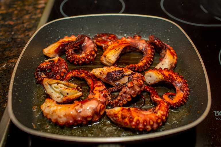 Шашлык из морепродуктов на решётке, шампурах и мангале