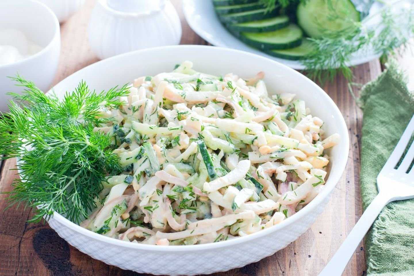 Салат с кальмарами - 20  рецептов вкусных и простых салатов из кальмаров с фото и видео