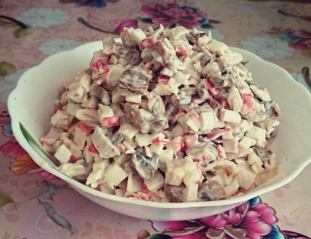Салат из крабовых палочек и грибов: особый вкус любимого блюда