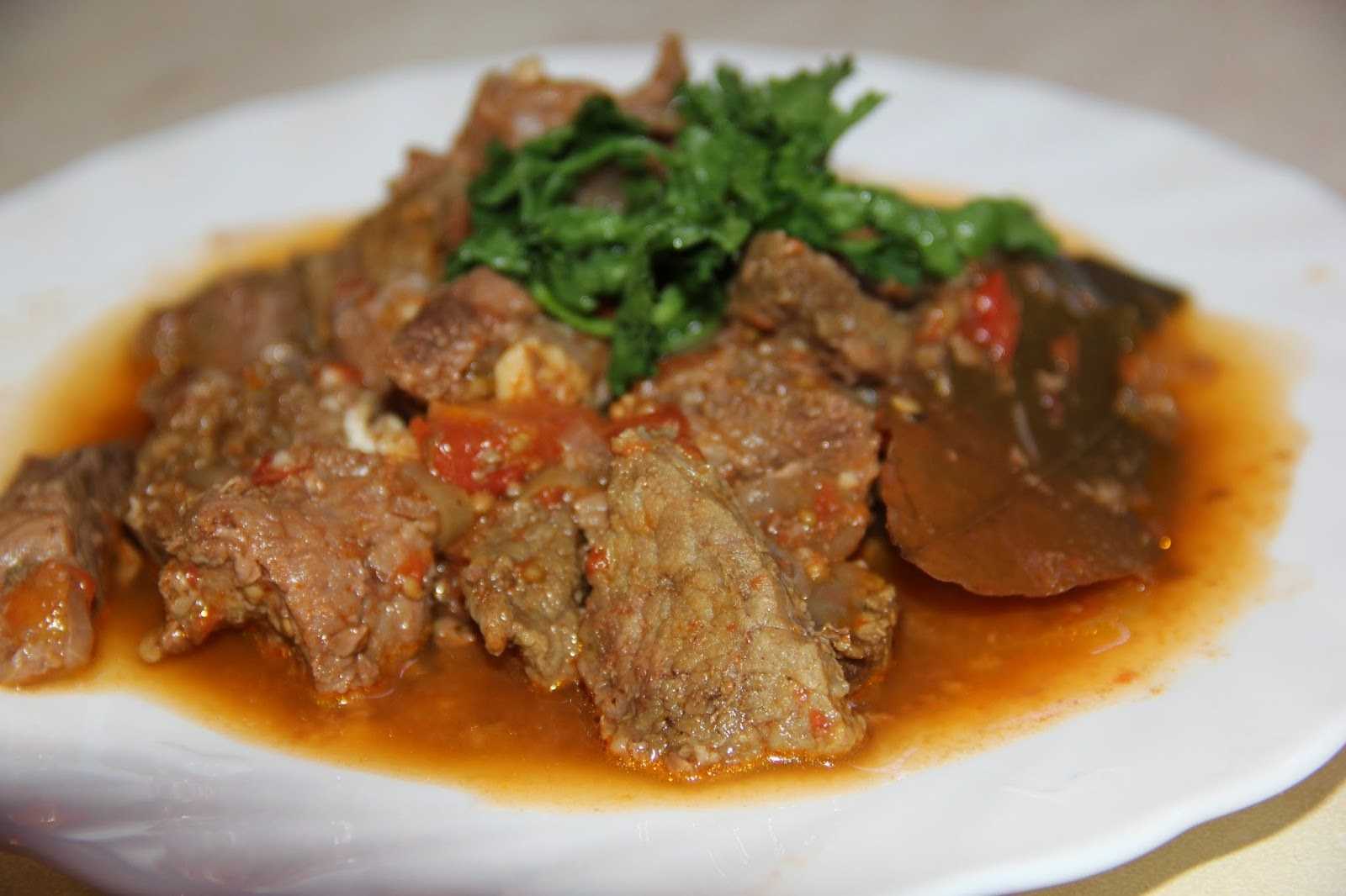 Как приготовить гуляш из говядины с подливкой, чтобы мясо было мягким