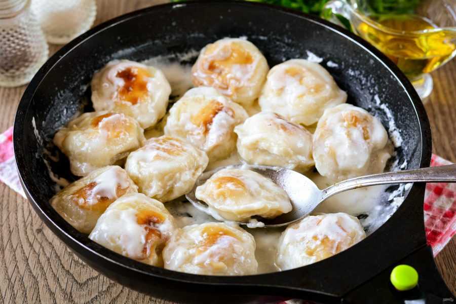 Рецепт приготовления вкусных жареных пельменей со сметаной и соевым соусом