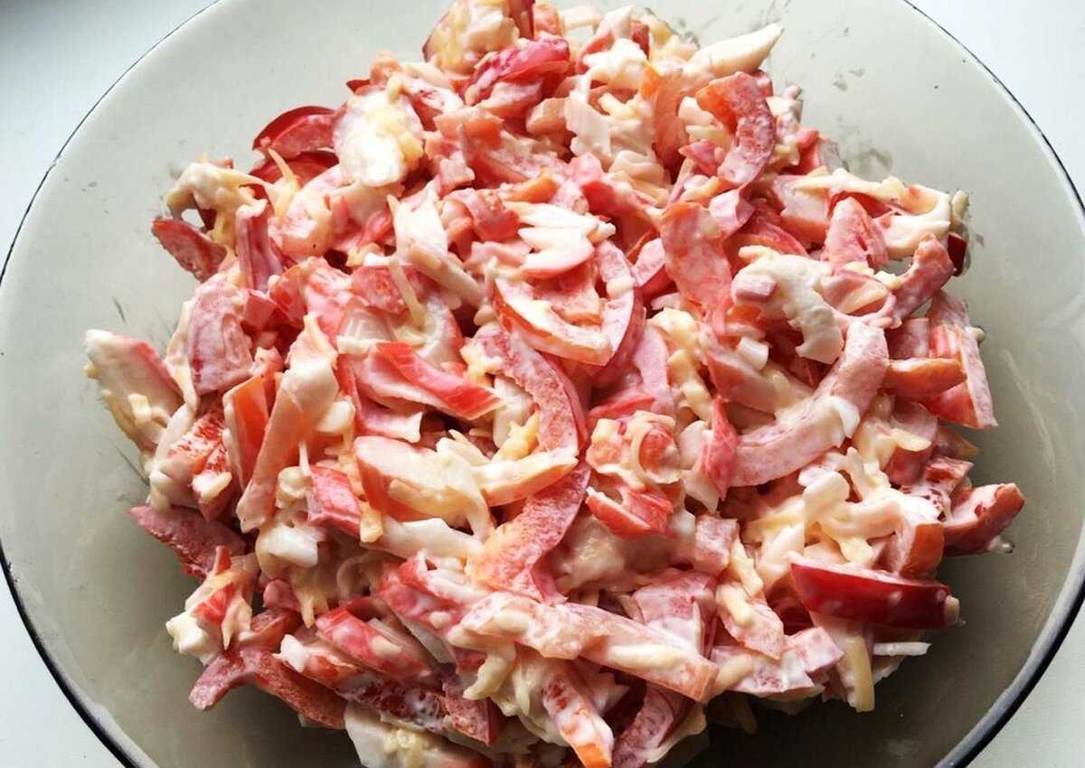 Красное море — салат с крабовыми палочками и помидорами « рецепты салатов