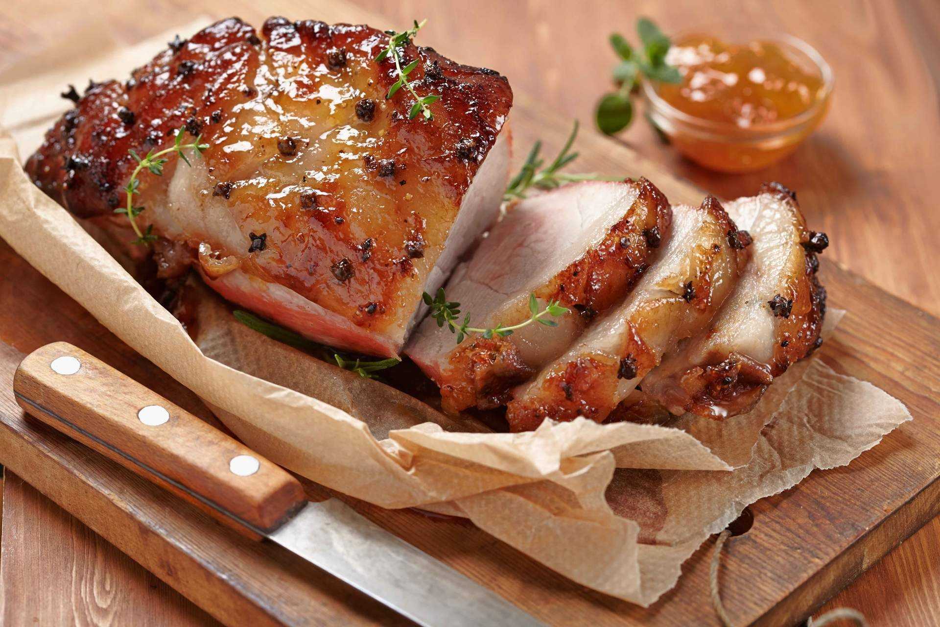 Свинина в духовке — 7 вкусных рецептов сочной и мягкой свинины