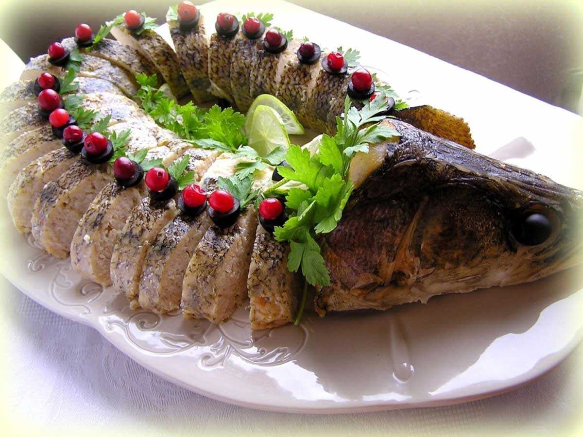 Фаршированная щука в духовке целиком: рецепт с фото