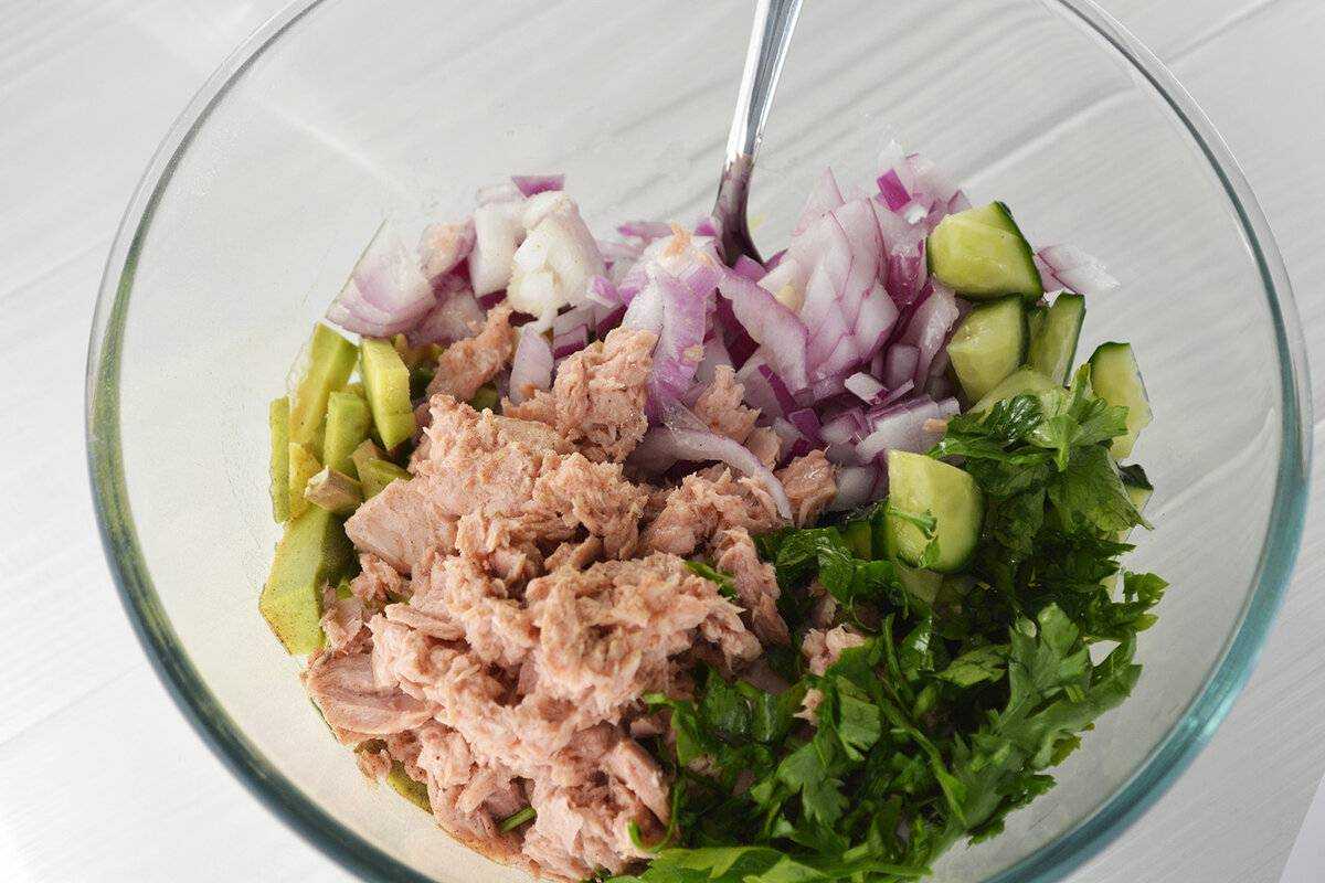 Салат с тунцом и рисом: праздничный и повседневный рецепт