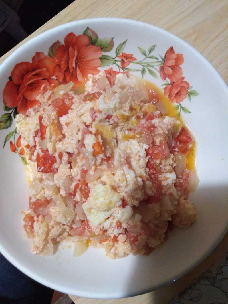 Яичница болтунья с помидорами: 2 простых рецепта