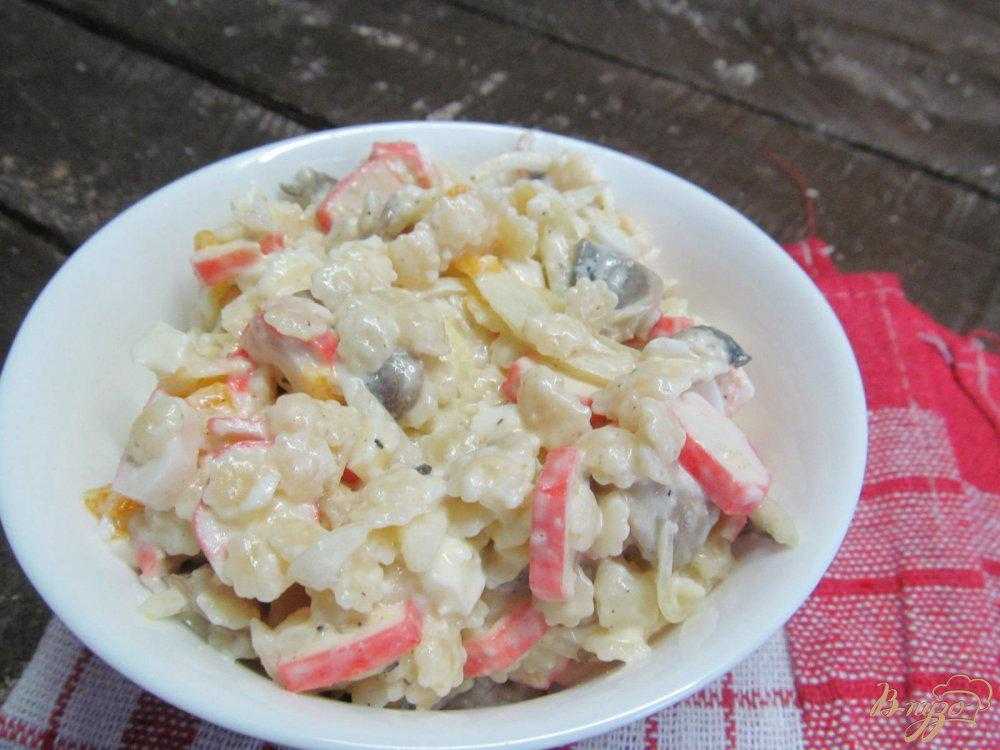 Салат с грибами и крабовыми палочками
