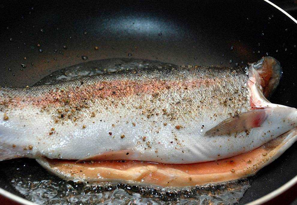 Простой рецепт форели на сковороде — быстро, вкусно и празднично