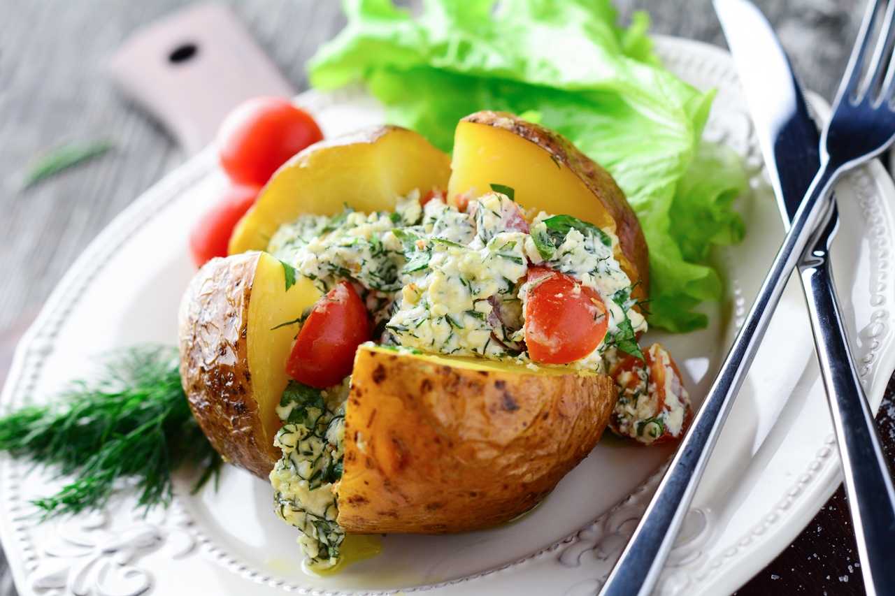 Картофель с мясом в духовке: 5 простых и вкусных рецептов