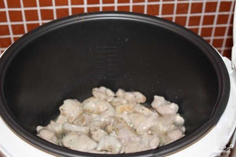 Куриные грудки кусочками приготовленные в мультиварке