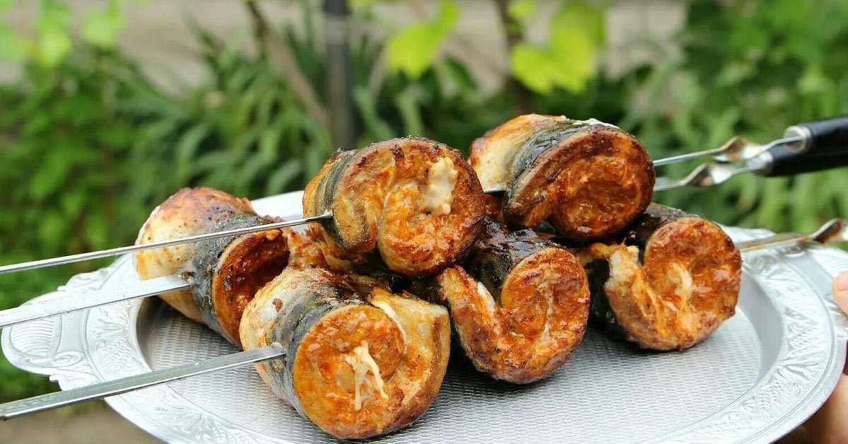 Как приготовить скумбрию на мангале в решетке. рецепты запеченной рыбы + маринад
