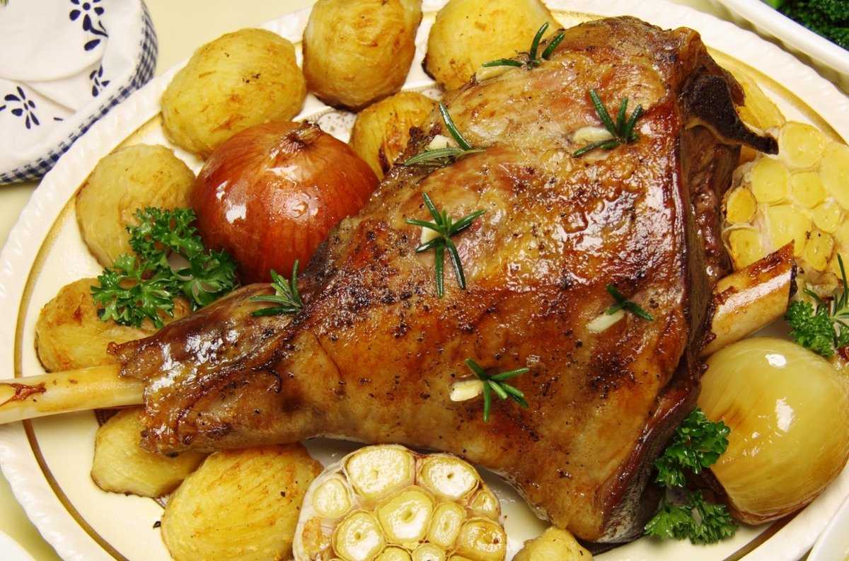 Запечённая баранья лопатка с травами, пошаговый рецепт с фото - вкуснофф.рф