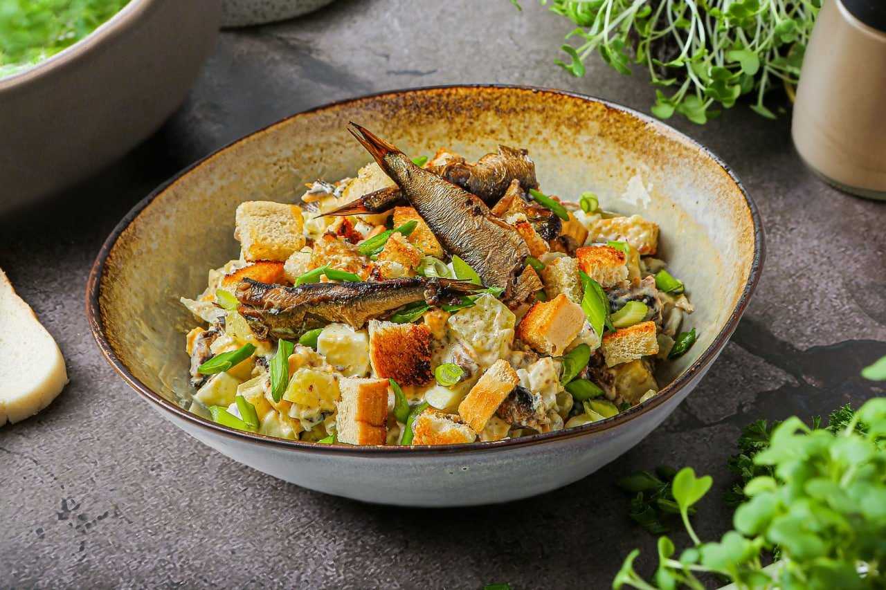 Салаты со шпротами рецепты - просто, быстро и очень вкусно
