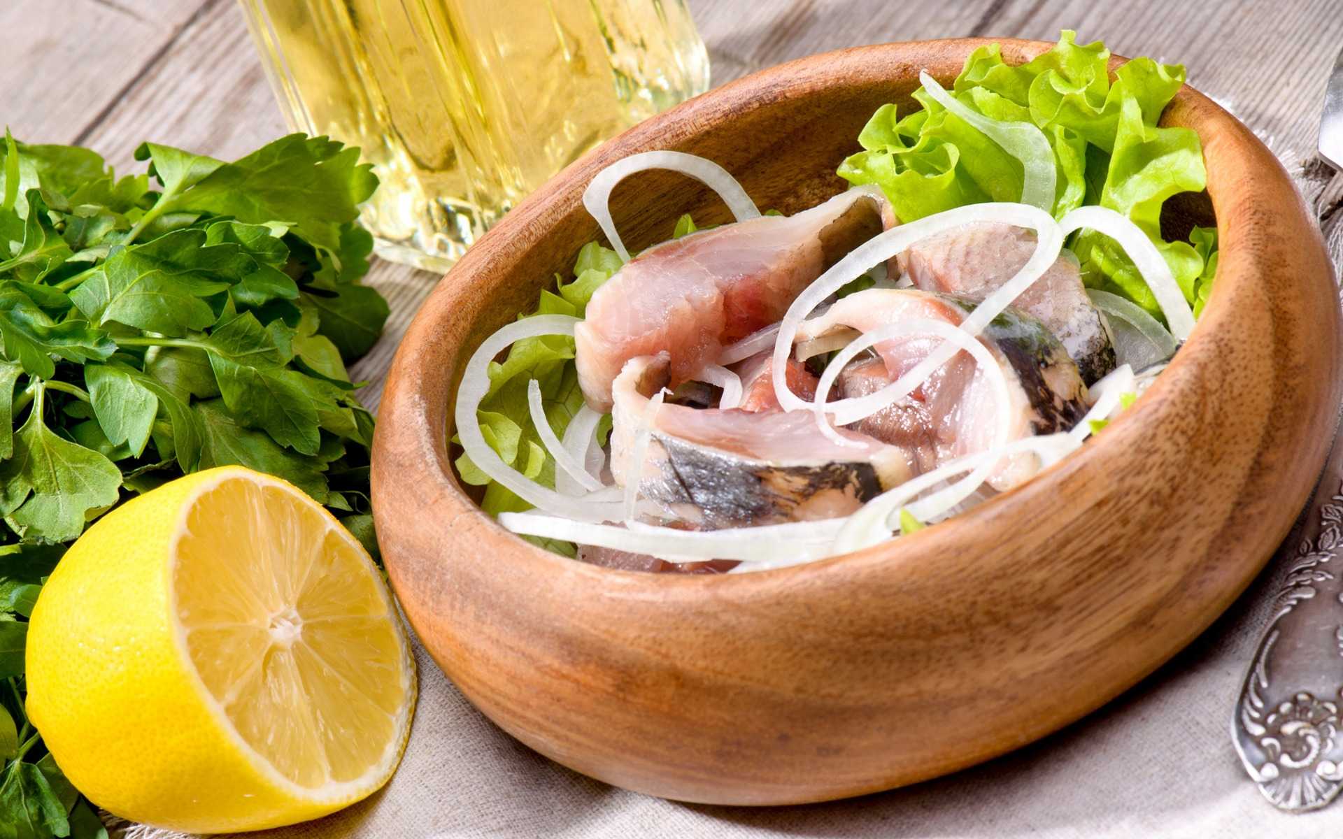 Жареная селедка на сковороде — 10 самых простых и очень вкусных рецептов приготовления