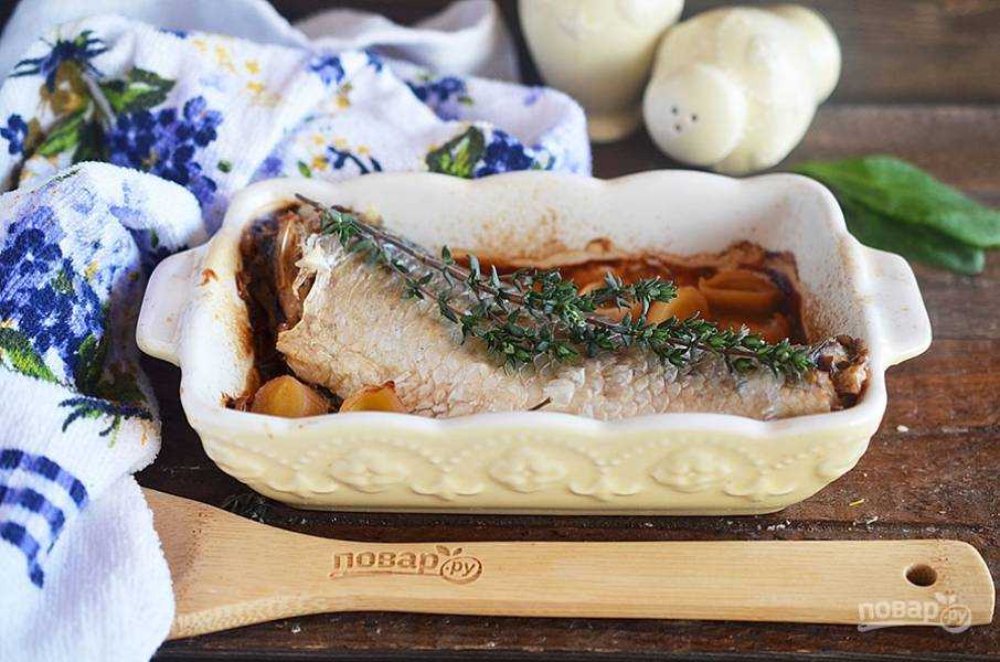 Запеченный пеленгас с лимоном и луком | totrecept.com