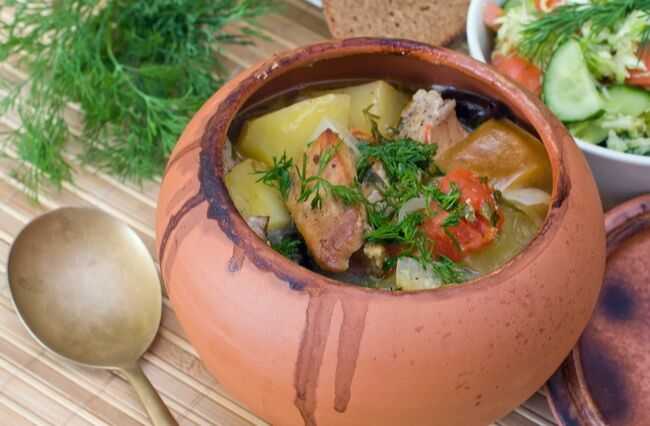 Свинина с картошкой в духовке в горшочке