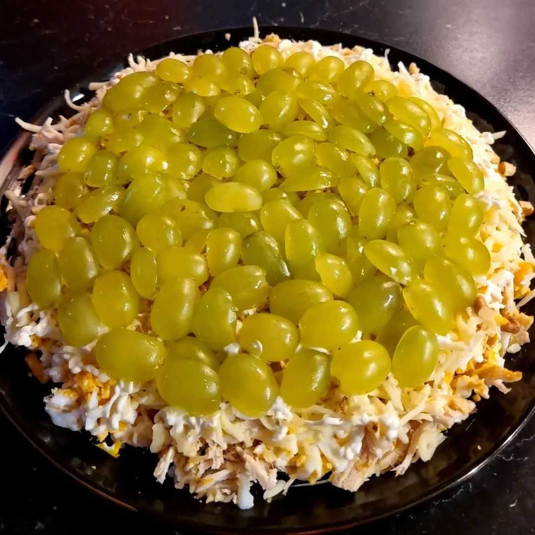 Классический рецепт салата тиффани с курицей и виноградом пошагово. как приготовить вкусный салат тиффани с говядиной, кедровыми орешками, шампиньонами, ветчиной, кальмарами?