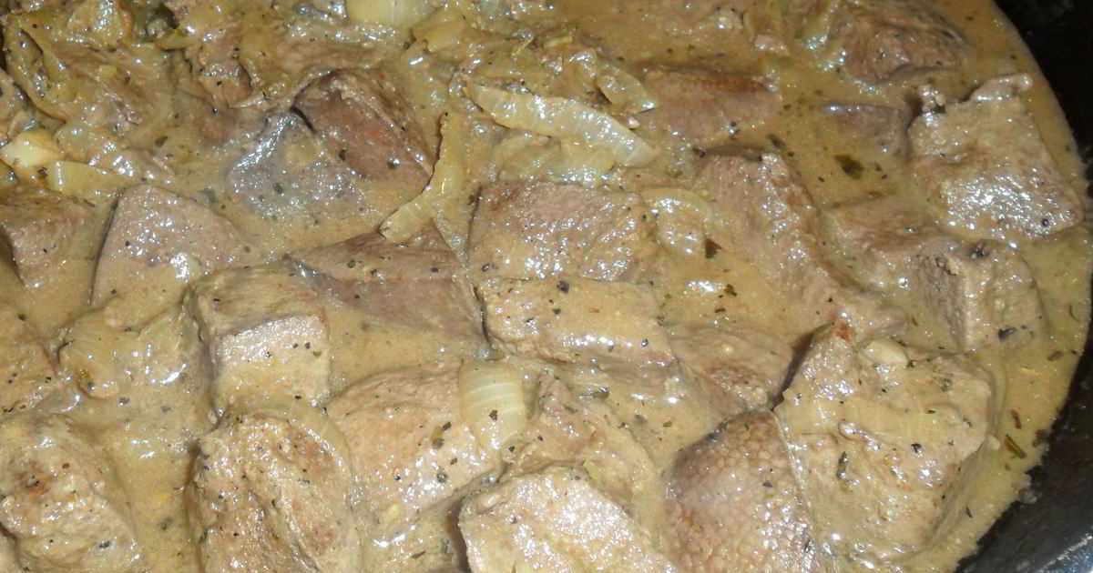 Гуляш из говяжьей печени с подливкой, как приготовить со сметаной, с томатом