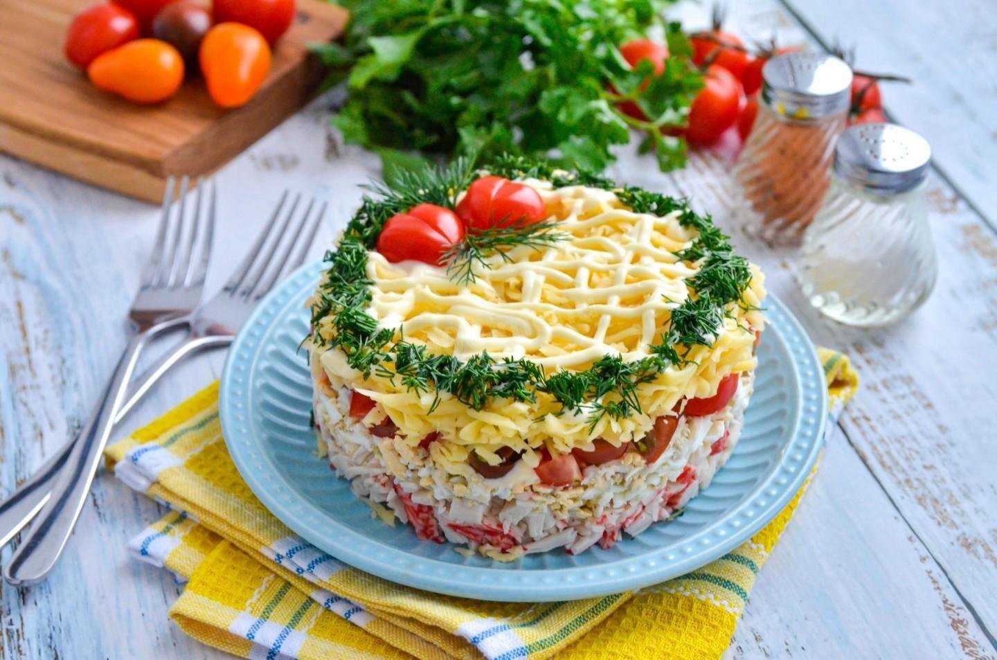 Салаты с крабовыми палочками: 12 простых и вкусных рецептов на праздник