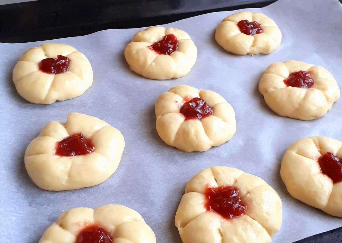 Плюшки с сахаром в виде сердечек