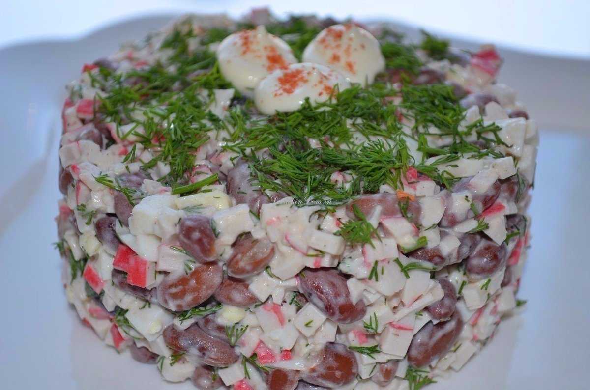 Вкусные крабовые салаты с грибами и кукурузой