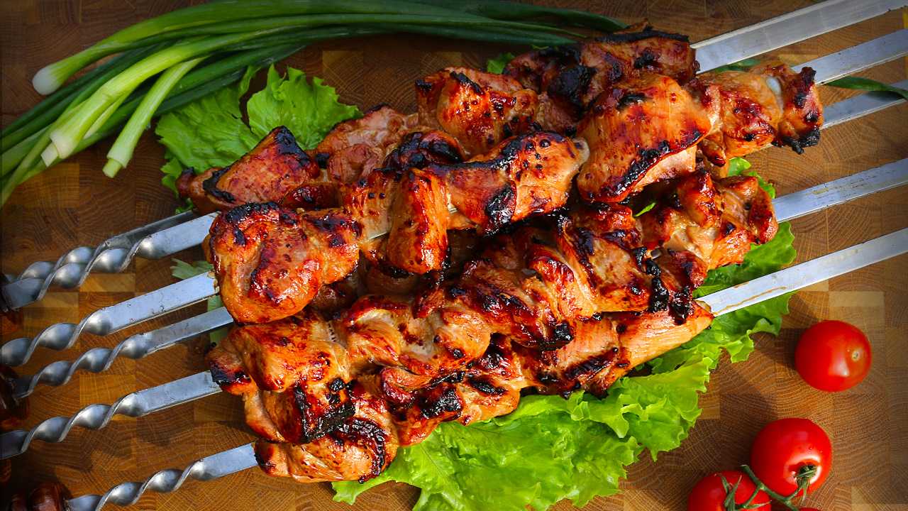 Шашлык в духовке: 5 простых рецептов мягкого и сочного мяса + секрет маринада