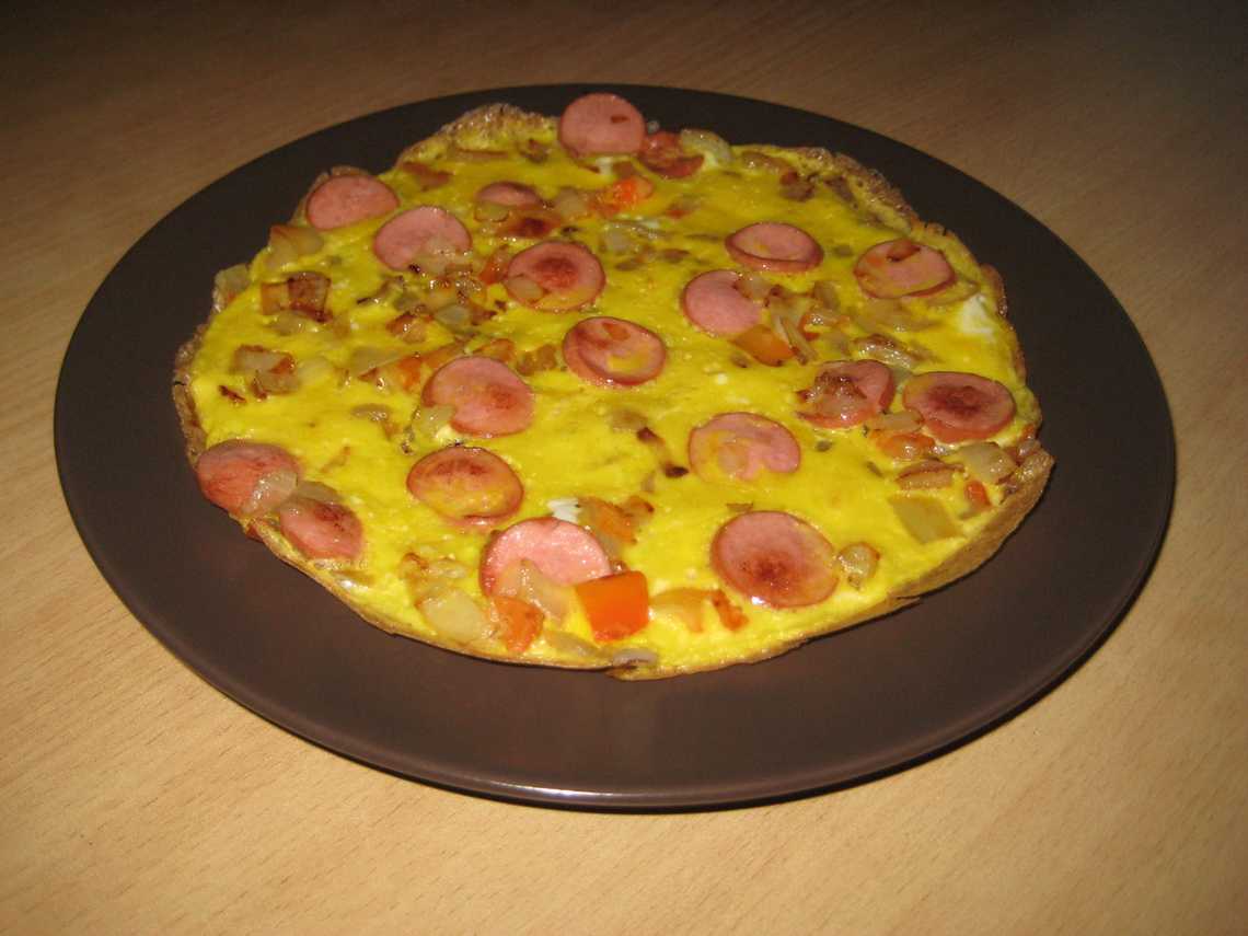 Яйца с колбасой на сковороде - 7 рецептов с сыром, помидорами