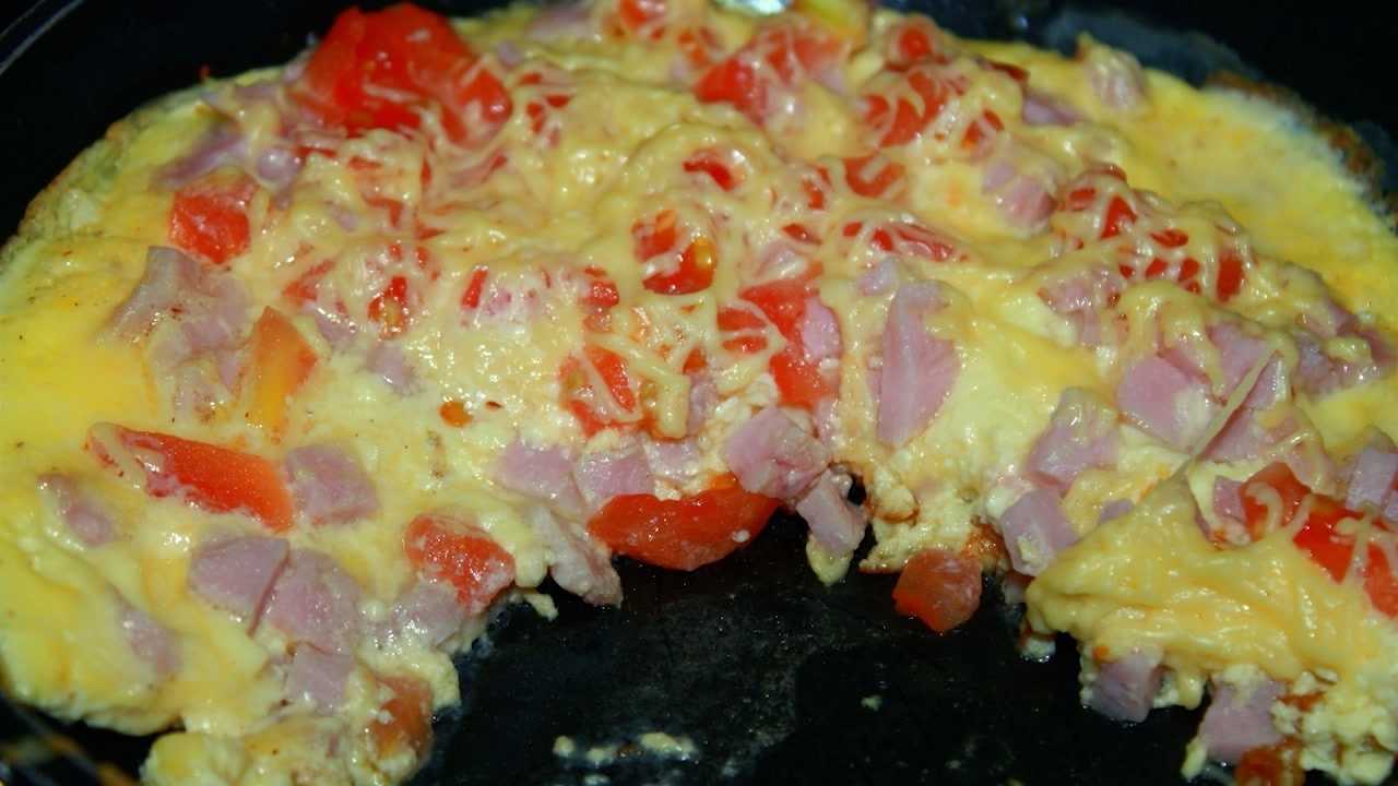 Яичница со шпинатом и колбасой. пошаговый рецепт с фото