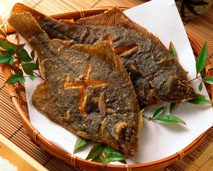Как жарить камбалу, чтобы рыба получилась вкусной. как избавиться от неприятного запаха и сколько жарить камбалу - автор екатерина данилова - журнал женское мнение