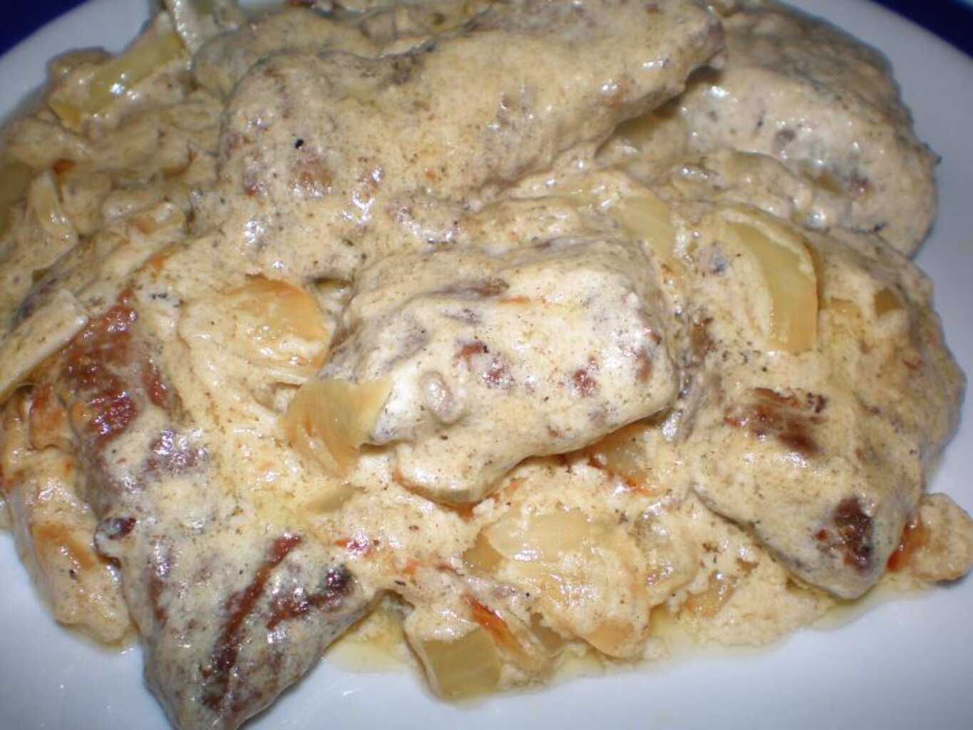 Мясо в сметанном соусе на сковороде: 5 рецептов тушеного в сметане мяса