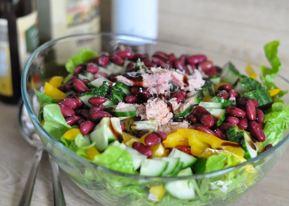 Салаты с крабовыми палочками: 12 простых и вкусных рецептов на праздник